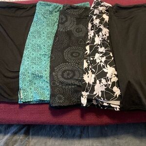 Assorted skorts!! 5 skorts, 2 black, three patterned. Size XXL.